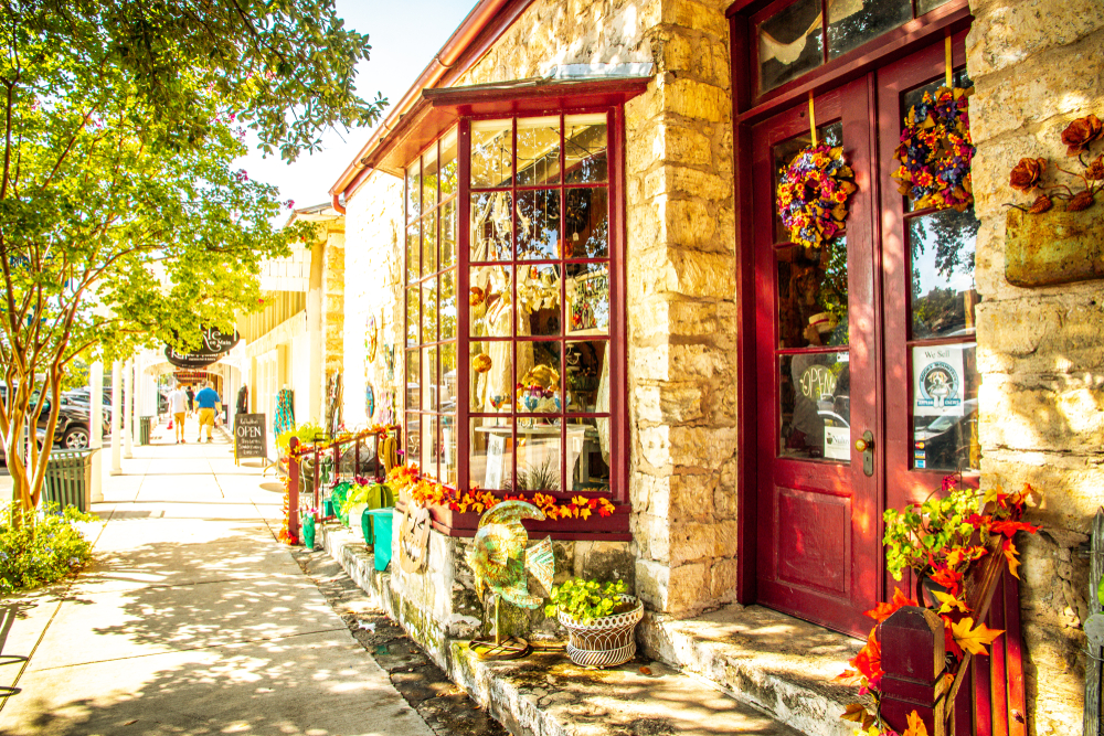 9 Senior-Friendly Towns in the US That Are Magical